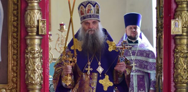Епископ Савва совершил Божественную Литургию в Свято-Троицком соборе поселка Ровеньки