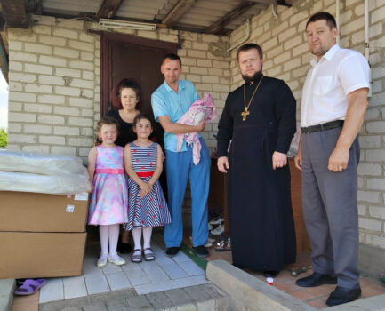 Настоятель Свято-Троицкого собора поселка Ровеньки передал помощь многодетной семье