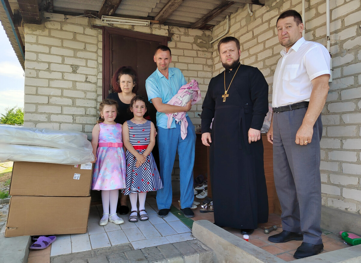 Настоятель Свято-Троицкого собора поселка Ровеньки передал помощь многодетной семье