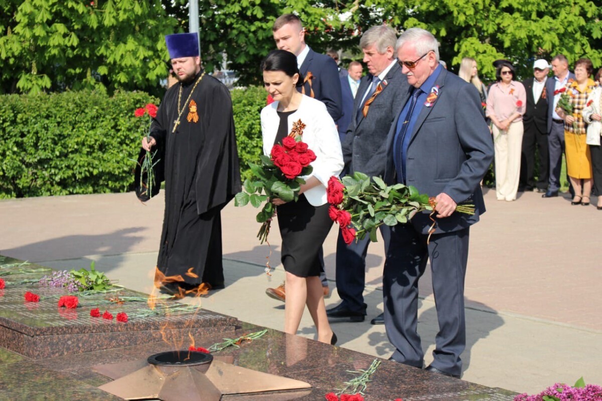 Исполняющий обязанности благочинного приходов Ровеньского округа принял участие в возложении цветов к Памятнику советским воинам, погибшим в годы Великой Отечественной войны