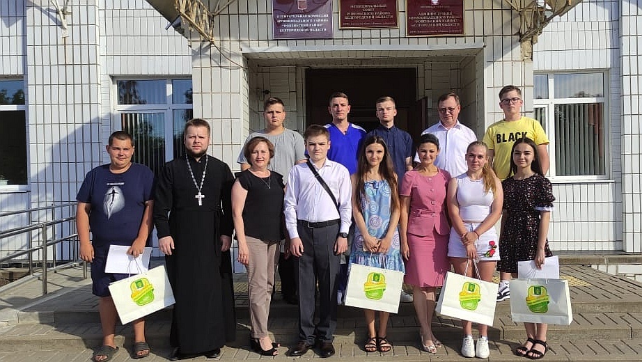 Благочинный приходов Ровеньского округа принял участие во встрече с будущими студентами медицинских вузов