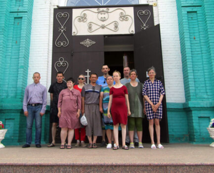 Свято-Троицкий собор поселка Ровеньки с экскурсией посетили постояльцы «Ровеньского дома социального обслуживания»