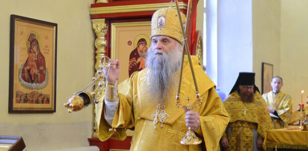 Преосвященнейший епископ Савва совершил Божественную Литургию в Свято-Троицком соборе поселка Ровеньки