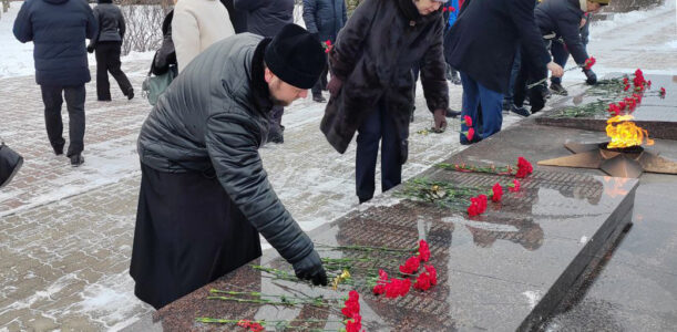 В День защитника Отечества благочинный приходов Ровеньского округа принял участие в возложении цветов к мемориалу