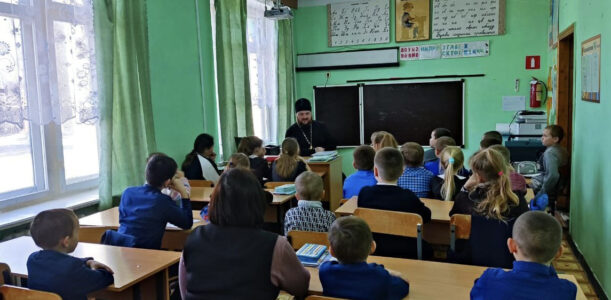 Священник провел открытый урок для обучающихся Ясеновской СОШ села Свистовка