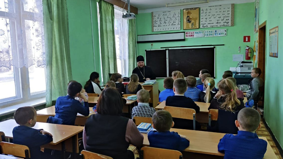 Священник провел открытый урок для обучающихся Ясеновской СОШ села Свистовка