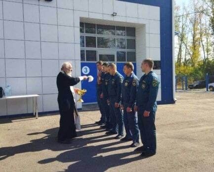 Клирик Свято-Троицкого собора совершил молебное пение в Пожарно-спасательной части № 34 поселка Ровеньки