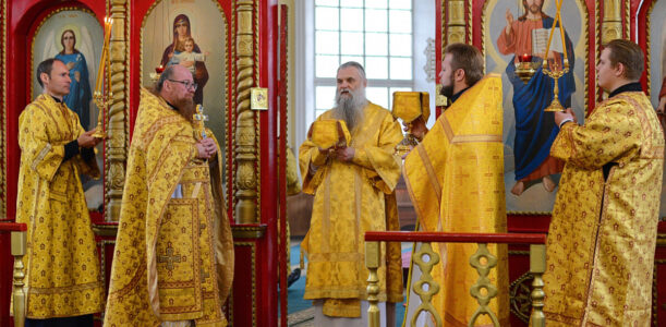 Епископ Валуйский и Алексеевский Савва совершил Божественную Литургию в Свято-Троицком соборе поселка Ровеньки