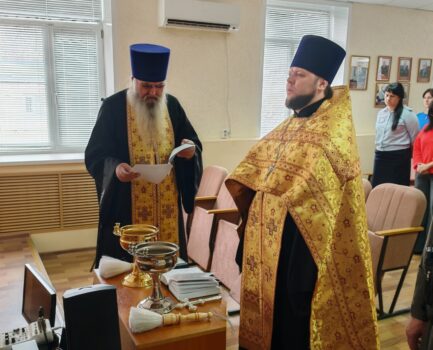 Священнослужители Ровеньского благочиния совершили богослужение в здании ОМВД России по Ровеньскому району