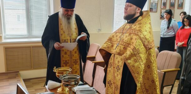 Священнослужители Ровеньского благочиния совершили богослужение в здании ОМВД России по Ровеньскому району