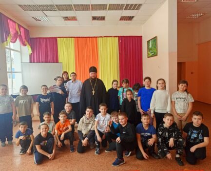 Настоятель храма святого апостола Андрея Первозванного села Айдар посетил МБОУ «Айдарская СОШ им. Б.Г.Кандыбина»