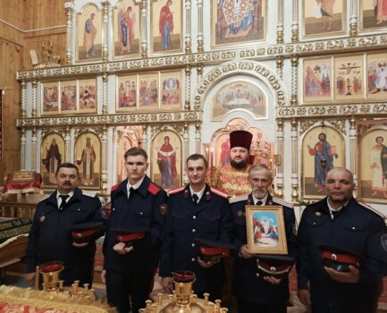 На Божественной Литургии в праздник Светлой Пасхи в храме святого апостола Андрея Первозванного села Айдар присутствовали и молились казаки