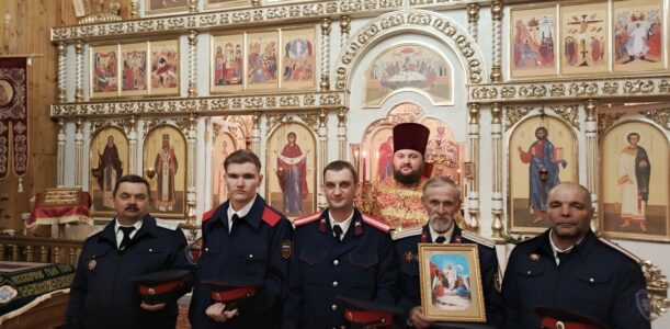 На Божественной Литургии в праздник Светлой Пасхи в храме святого апостола Андрея Первозванного села Айдар присутствовали и молились казаки