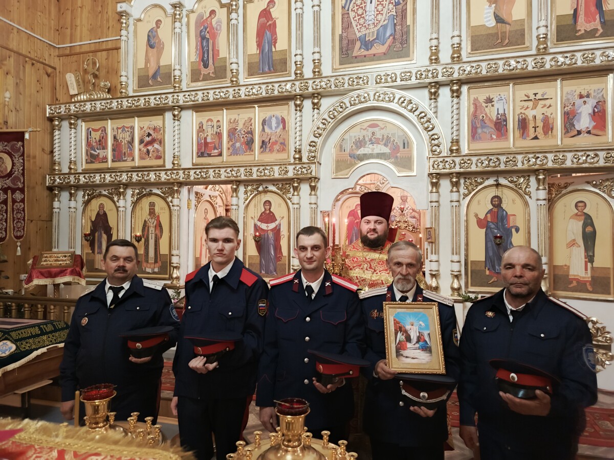 На Божественной Литургии в праздник Светлой Пасхи в храме святого апостола Андрея Первозванного села Айдар присутствовали и молились казаки