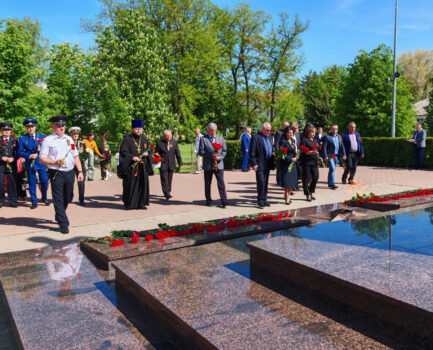 В 80-ю годовщину победы в Великой Отечественной войне благочинный приходов Ровеньского округа принял участие в возложении цветов к мемориалу в поселке Ровеньки