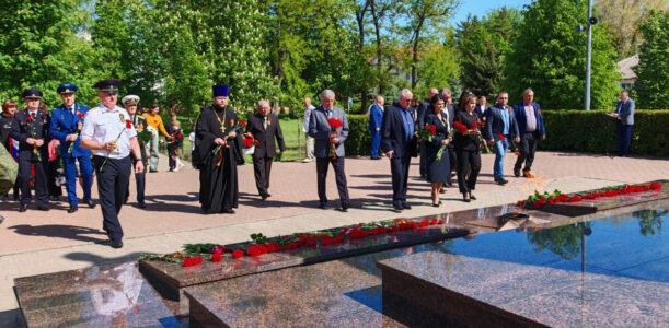 В 80-ю годовщину победы в Великой Отечественной войне благочинный приходов Ровеньского округа принял участие в возложении цветов к мемориалу в поселке Ровеньки