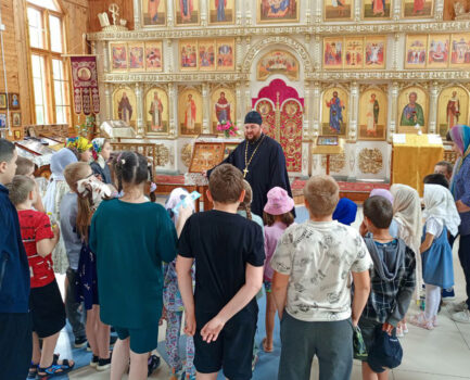 Храм святого апостола Андрея Первозванного села Айдар с экскурсией посетили учащиеся местной школы