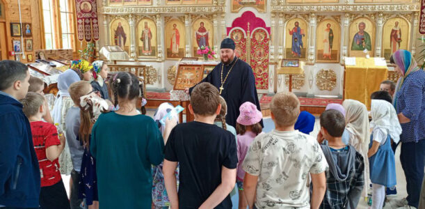 Храм святого апостола Андрея Первозванного села Айдар с экскурсией посетили учащиеся местной школы