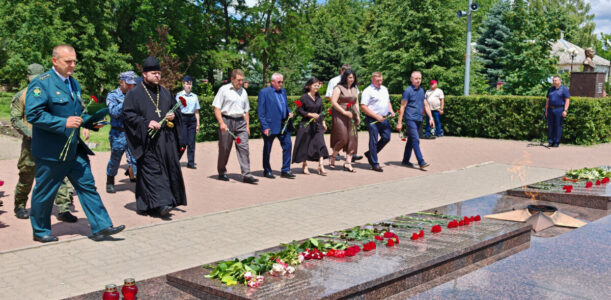 В День памяти и скорби благочинный приходов Ровеньского округа принял участие в церемонии возложения цветов к мемориалу