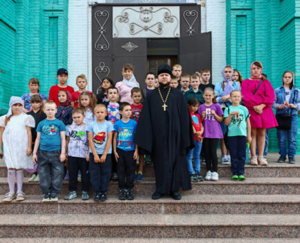 Свято-Троицкий собор поселка Ровеньки посетили учащиеся МБОУ «Ровеньская ООШ»