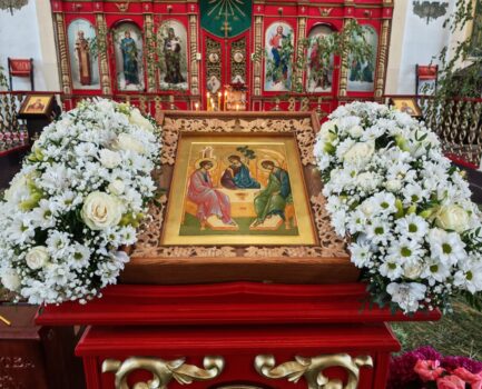 В Свято-Троицком соборе поселка Ровеньки состоялось торжественное богослужение по случаю престольного праздника и 140-летия со дня основания