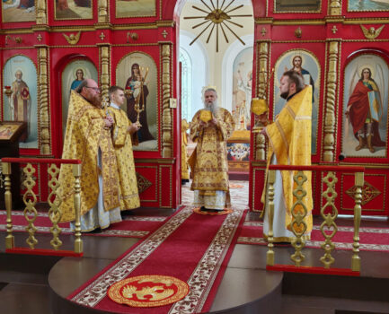 Правящий архиерей Валуйской епархии совершил Божественную Литургию в Свято-Троицком соборе поселка Ровеньки
