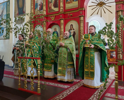 В День Святого Духа в Свято-Троицком соборе поселка Ровеньки состоялось соборное богослужение