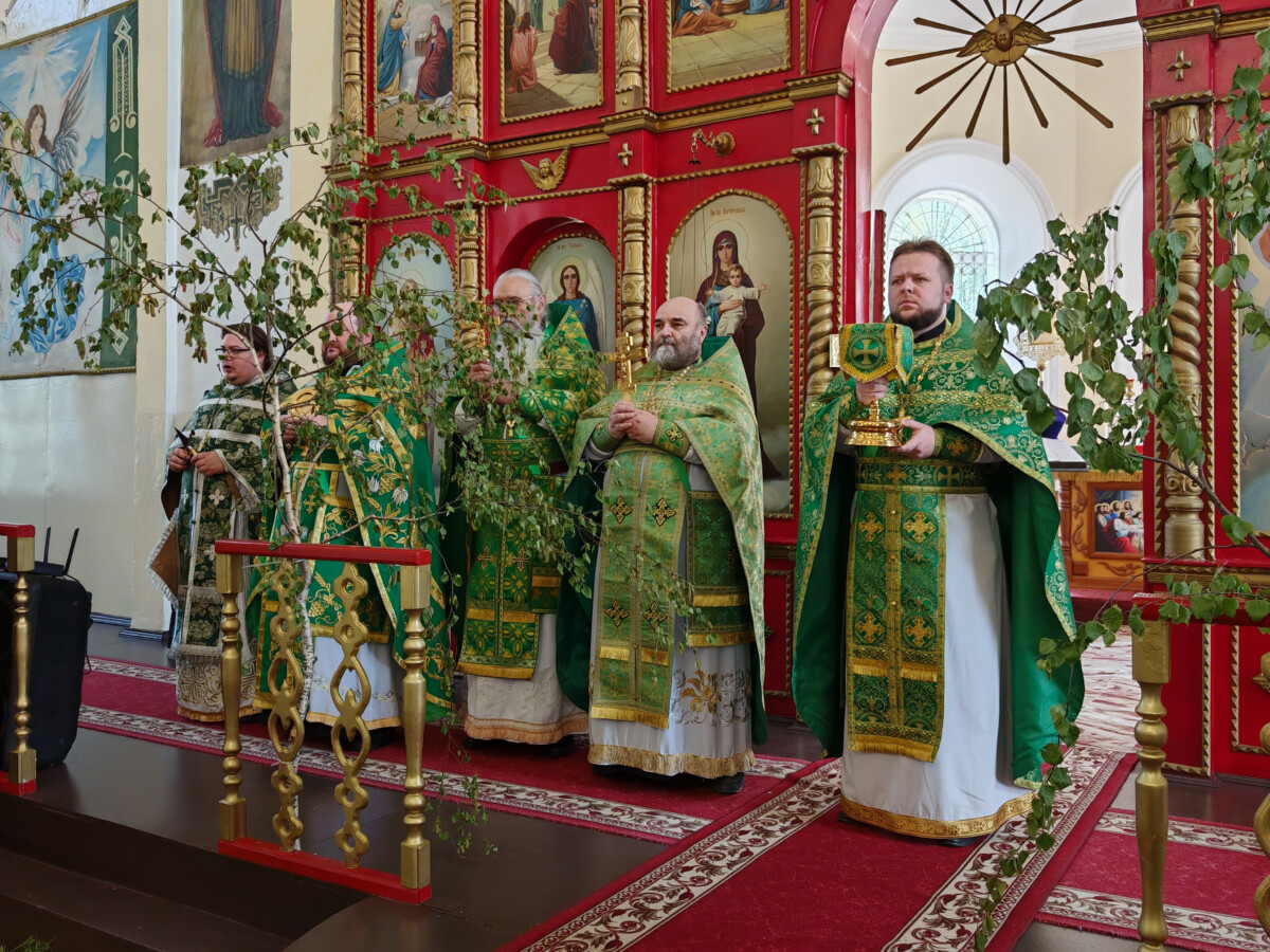 В День Святого Духа в Свято-Троицком соборе поселка Ровеньки состоялось соборное богослужение