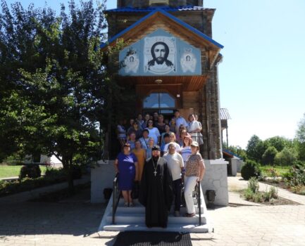 В рамках губернаторского проекта «К соседям в гости» «У себя в гостях» храм святого апостола Андрея Первозванного села Айдар посетили жители Ровеньского поселения