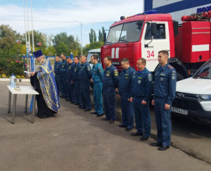 В день празднования иконы Пресвятой Богородицы «Неопалимая Купина» в Пожарно-спасательной части № 34 поселка Ровеньки было совершено молебное пение