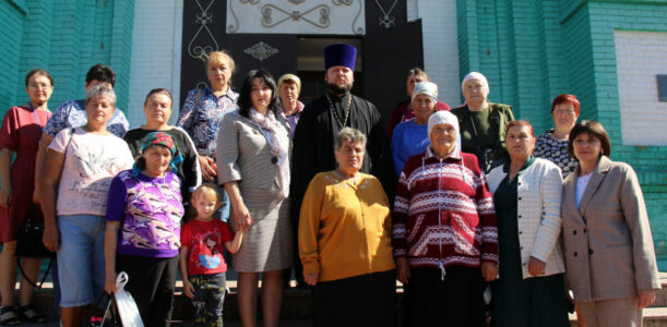 В рамках реализации проекта «К соседям в гости» – «У себя в гостях» жители Ровеньского района посетили Свято-Троицкий собор поселка Ровеньки