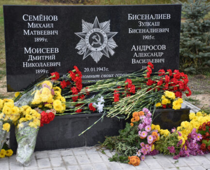 В селе Нижняя Серебрянка состоялось торжественное открытие мемориальной доски в память о замученных фашистами красноармейцах