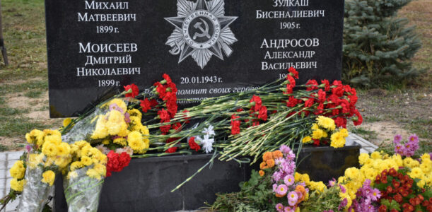 В селе Нижняя Серебрянка состоялось торжественное открытие мемориальной доски в память о замученных фашистами красноармейцах