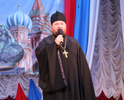 Настоятель храма святого апостола Андрея Первозванного села Айдар принял участие в праздничном концерет «Слово во славу единства»