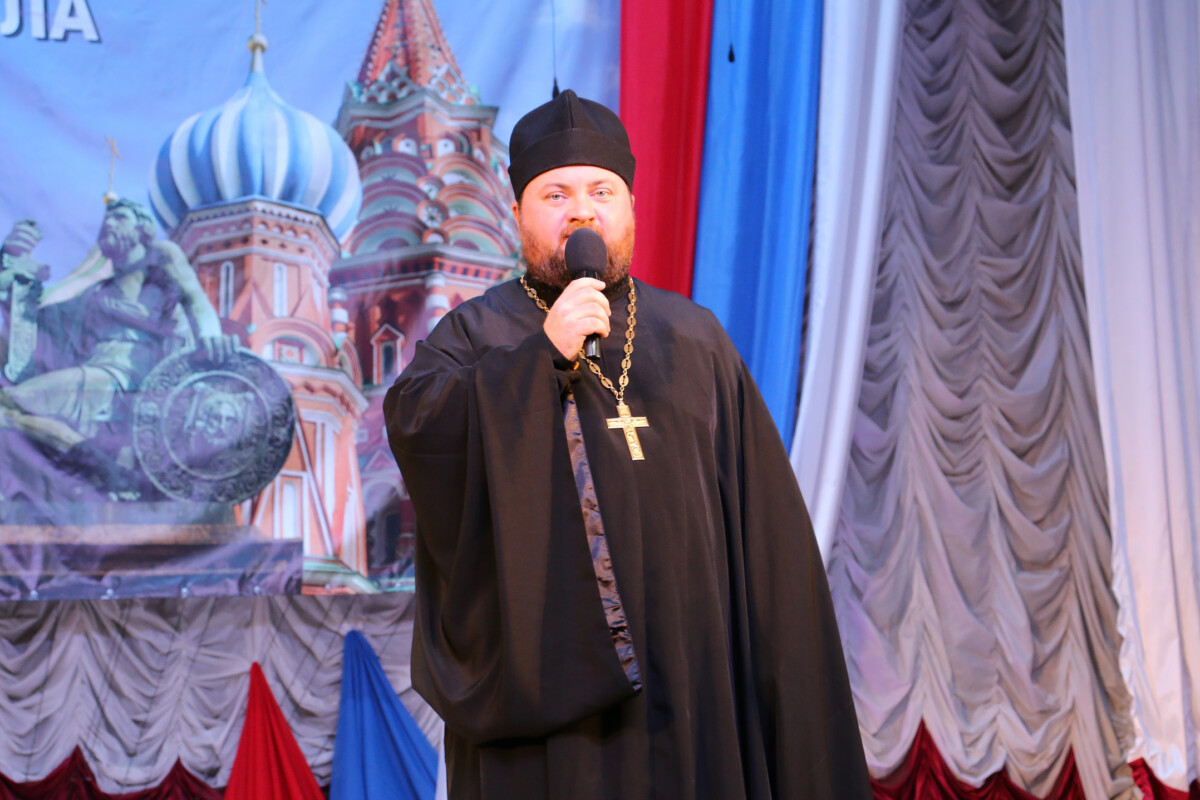 Настоятель храма святого апостола Андрея Первозванного села Айдар принял участие в праздничном концерет «Слово во славу единства»