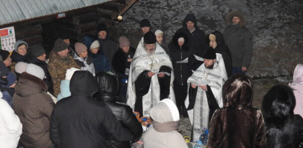 Священнослужители Свято-Троицкого собора совершили великое освящение воды на Никольском источнике в поселке Ровеньки