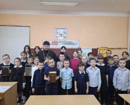 Настоятель храма святого апостола Андрея Первозванного села Айдар провел встречу с учащимися начальных классов МБОУ «Ясеновская СОШ» приуроченную ко Дню православной книги