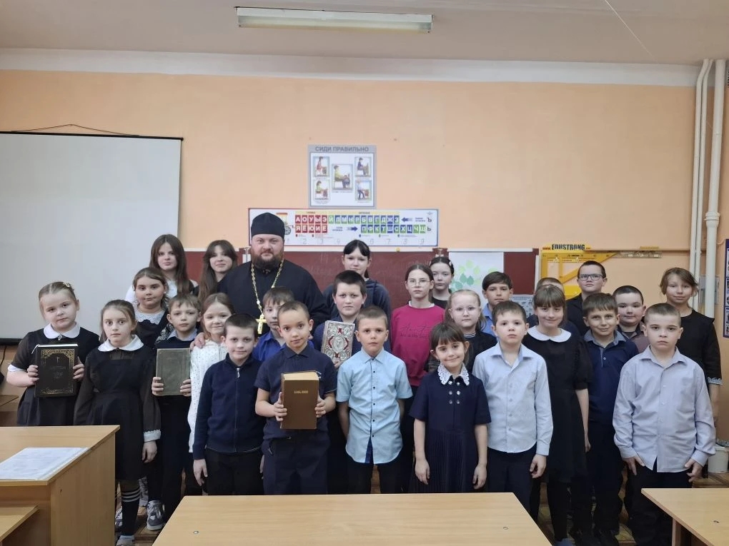 Настоятель храма святого апостола Андрея Первозванного села Айдар провел встречу с учащимися начальных классов МБОУ «Ясеновская СОШ» приуроченную ко Дню православной книги