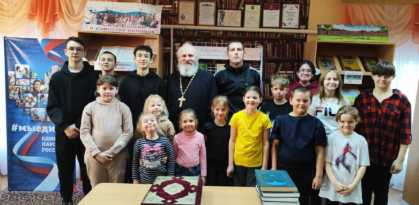 В Димитровской библиотеке поселка Ровеньки прошла встреча с клириком Свято-Троицкого собора поселка Ровеньки посвященная Дню православной книги