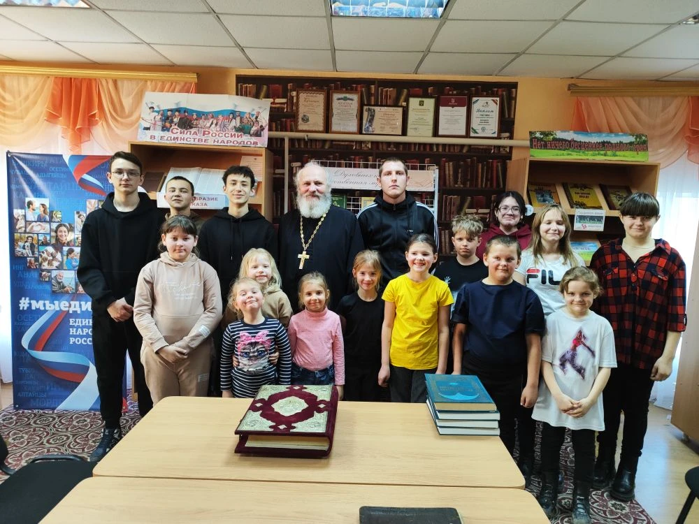 В Димитровской библиотеке поселка Ровеньки прошла встреча с клириком Свято-Троицкого собора поселка Ровеньки посвященная Дню православной книги