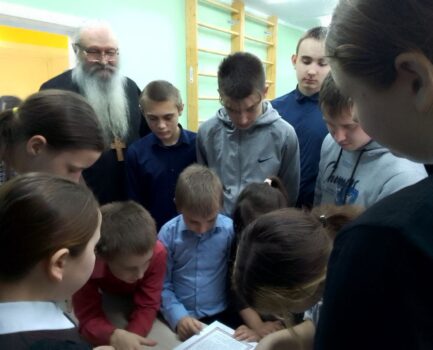 Настоятель храма святителя Тихона Задонского села Нижняя Серебрянка встретился с учащимися МБОУ «Еремовская ООШ» и провел беседу приуроченную к Дню православной книги