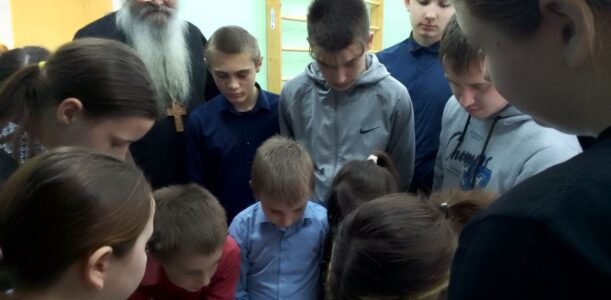 Настоятель храма святителя Тихона Задонского села Нижняя Серебрянка встретился с учащимися МБОУ «Еремовская ООШ» и провел беседу приуроченную к Дню православной книги