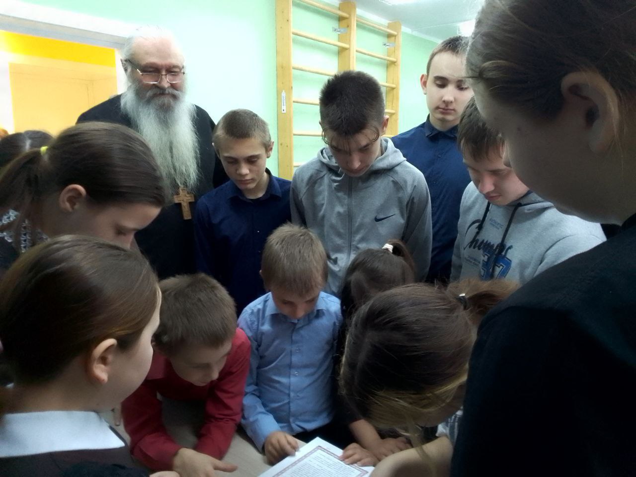 Настоятель храма святителя Тихона Задонского села Нижняя Серебрянка встретился с учащимися МБОУ «Еремовская ООШ» и провел беседу приуроченную к Дню православной книги