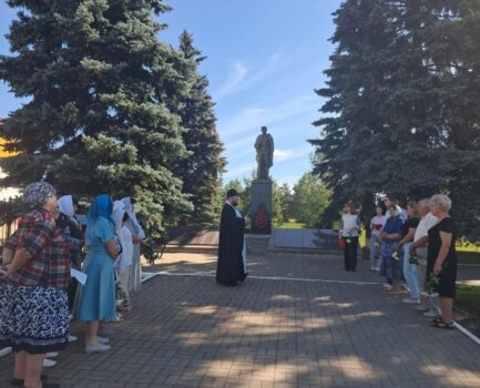 Настоятель храма Покрова Пресвятой Богородицы села Новоалександровка совершил литию на Мемориале павшим воинам в 85-ю годовщину начала Великой Отечественной войны