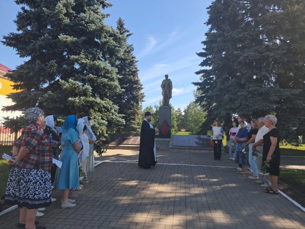 Настоятель храма Покрова Пресвятой Богородицы села Новоалександровка совершил литию на Мемориале павшим воинам в 85-ю годовщину начала Великой Отечественной войны