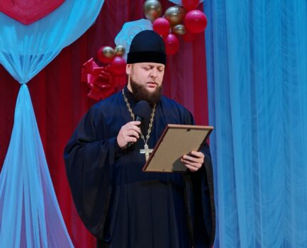Благочинный приходов Ровеньского округа принял участие в мероприятии посвященном Дню медицинского работника