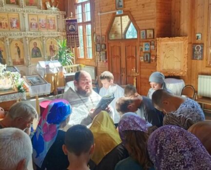 В храме святого апостола Андрея Первозванного села Айдар был совершен молебен перед началом учебного года