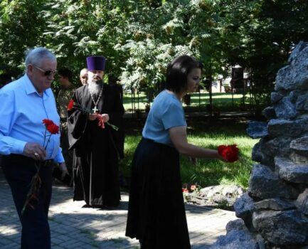 Клирик Свято-Троицкого собора поселка Ровеньки принял участие в возложении цветов в День ветеранов боевых действий