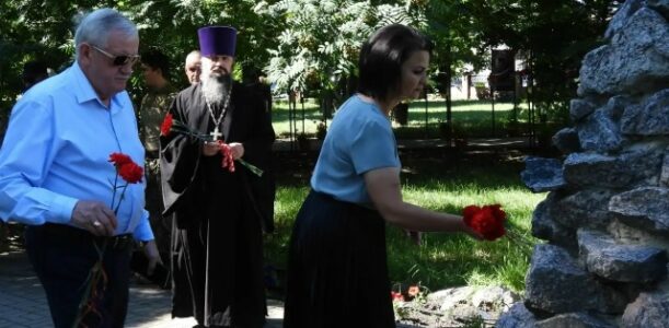 Клирик Свято-Троицкого собора поселка Ровеньки принял участие в возложении цветов в День ветеранов боевых действий