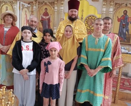 Учащиеся МБОУ «Ровеньская СОШ №2» и МБОУ «Айдарская СОШ им. Б.Г. Кандыбина» посетили храм святого апостола Андрея Первозванного села Айдар